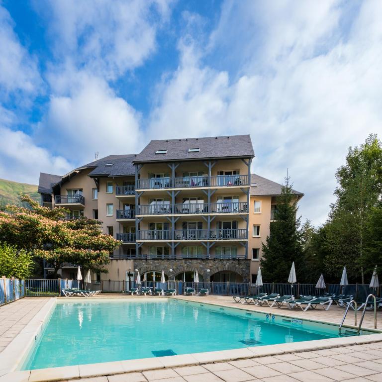 un hôtel avec une piscine et un complexe dans l'établissement Résidence Pierre & Vacances Les Rives de l'Aure, à Saint-Lary-Soulan