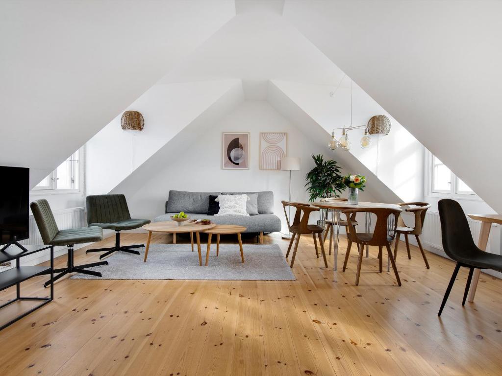 sala de estar con sofá y mesa en Sanders Saint - Loft One-Bedroom Apartment By the Charming Canals, en Copenhague