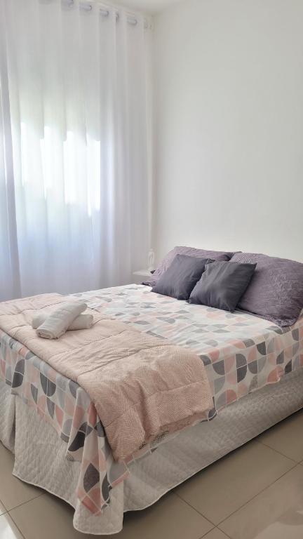 - une chambre avec un lit et une couverture dans l'établissement Casa da Fé, à Cachoeira Paulista