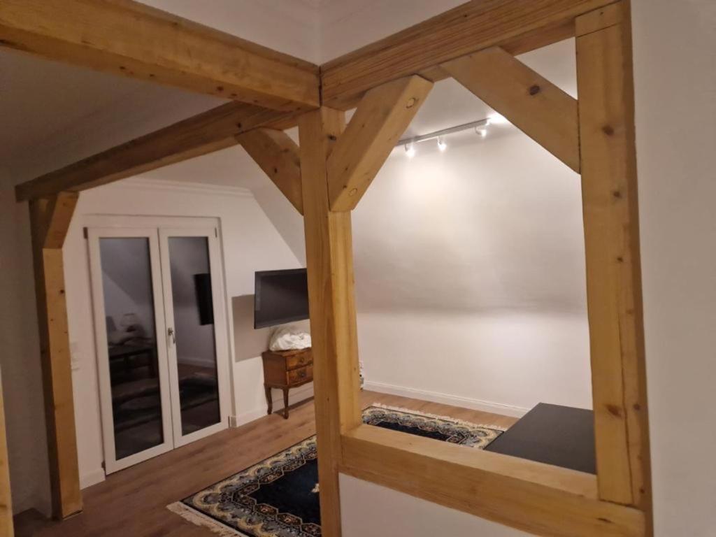 een kamer met een groot houten frame bij Natur in Maintal