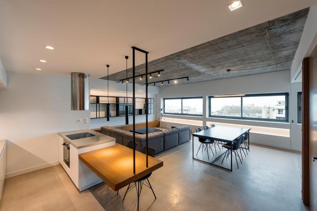 una cucina con un tavolo e una sala da pranzo di Athens Market Apartments, Amazing Acropolis View ad Atene