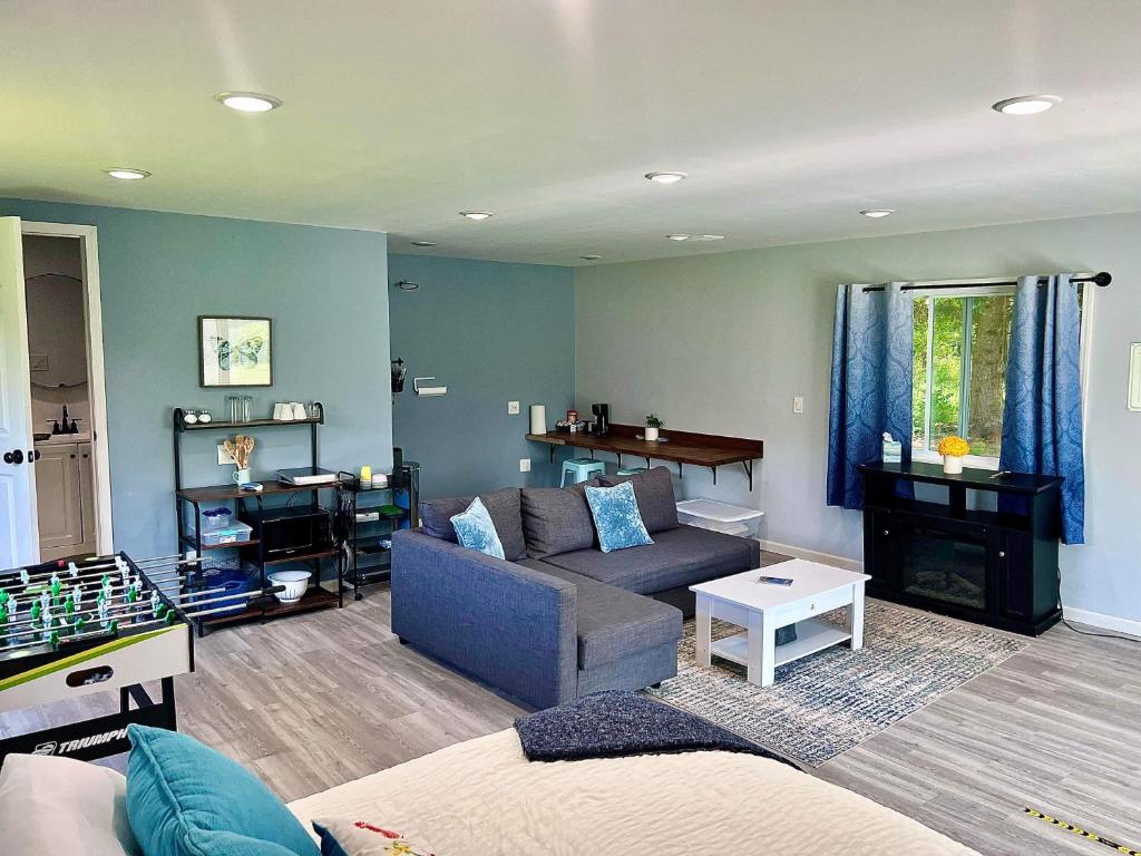 Cozy Country Get Away Studio at Firefly Acres - Tweepersoonskamer Met Uitzicht Op De Bergen