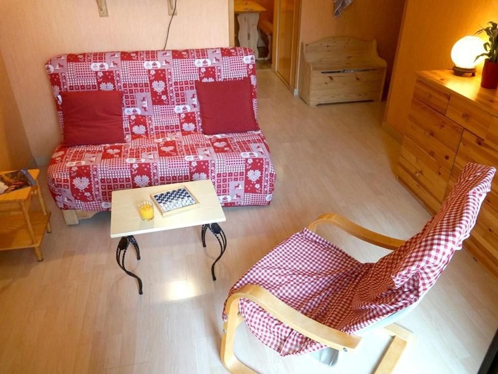 un salon avec un canapé et une table dans l'établissement Studio confortable pour 2 personnes avec balcon, au centre de Luchon, proche télécabine et thermes - FR-1-313-120, à Luchon
