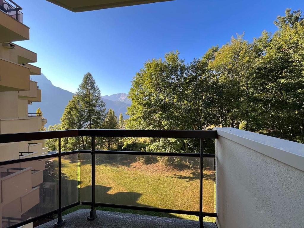 un balcon avec vue sur une montagne dans l'établissement Charmant T2 proche télécabine avec balcon et cuisine équipée - FR-1-165A-82, à Uvernet