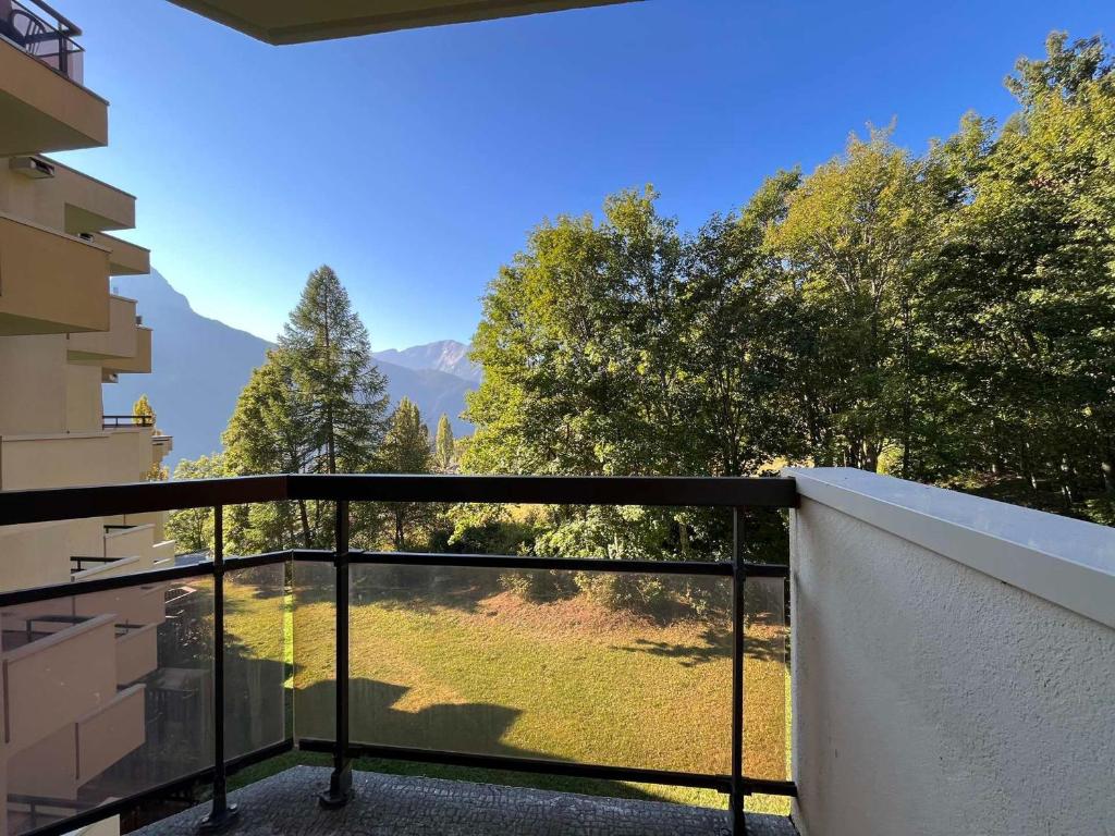 a balcony with a view of a mountain at Appartement Pra-Loup, 2 pièces, 4 personnes - FR-1-165A-82 in Uvernet