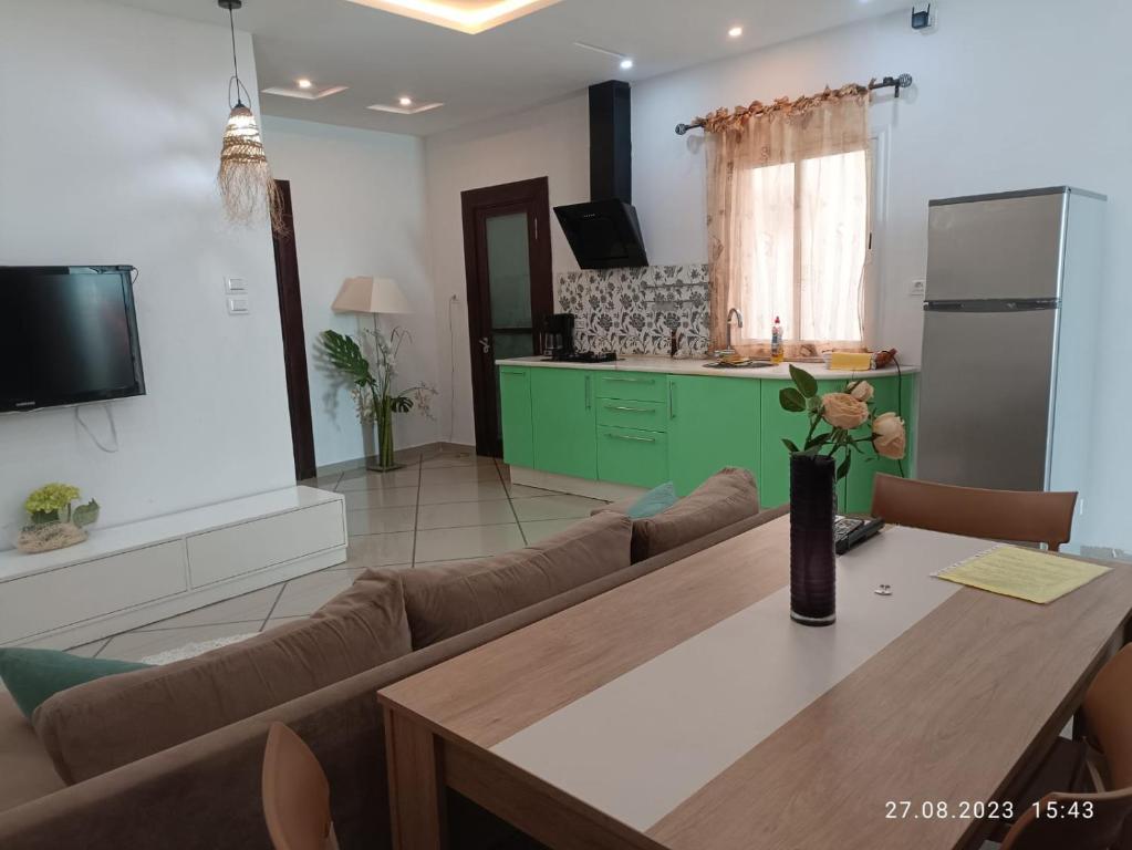 a living room with a table and a kitchen at FUFA Haute standing appartment S2 center Monastir in Monastir