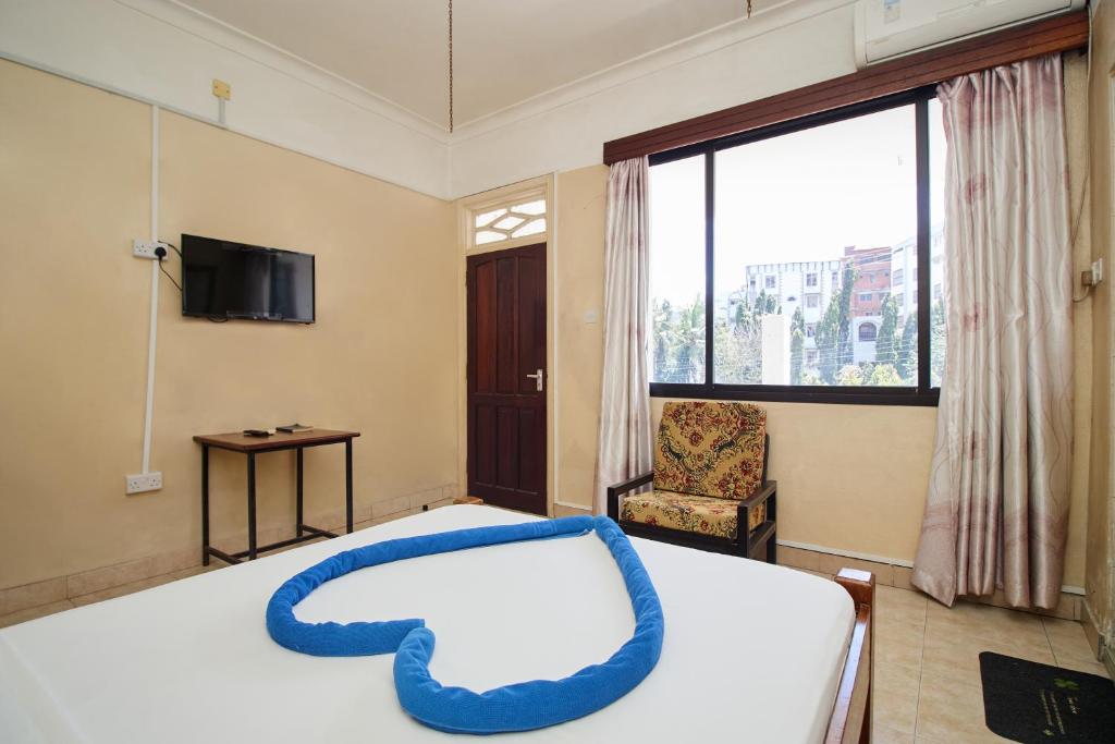 TV a/nebo společenská místnost v ubytování Mombasa Railway Gardens Hotel