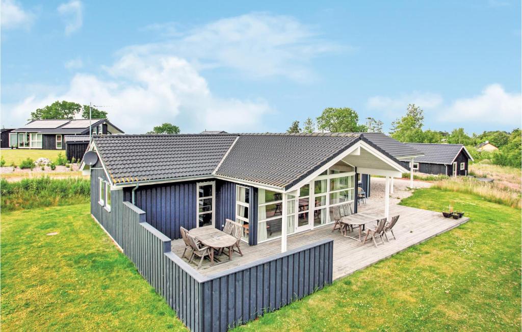 Casa modular con terraza y patio en 4 Bedroom Gorgeous Home In Nykbing Sj, en Højby
