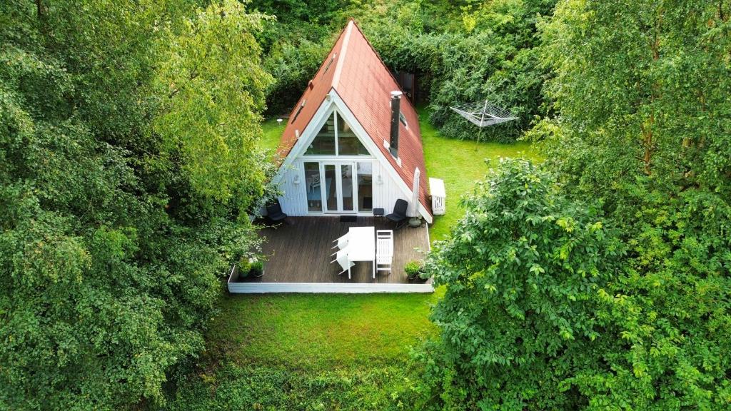 una vista aérea de una casa rodeada de árboles en The Doll House - Adults Only en Ebeltoft