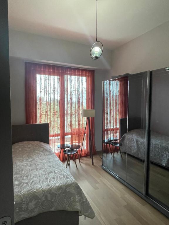 - une chambre avec 2 lits et une fenêtre avec des rideaux rouges dans l'établissement Luxury apartment istanbul, à Istanbul