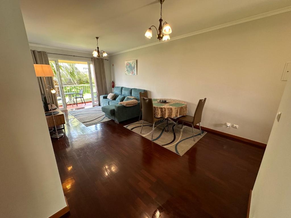 a living room with a blue couch and a table at Apartamento Santiago I in Funchal