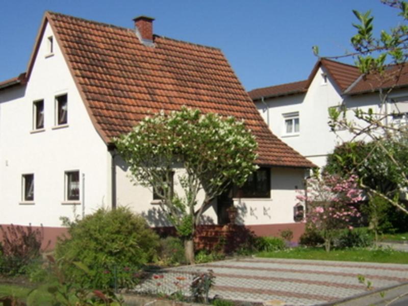 ein weißes Haus mit rotem Dach in der Unterkunft Ferienwohnung Kraemer in Erbach in Erbach