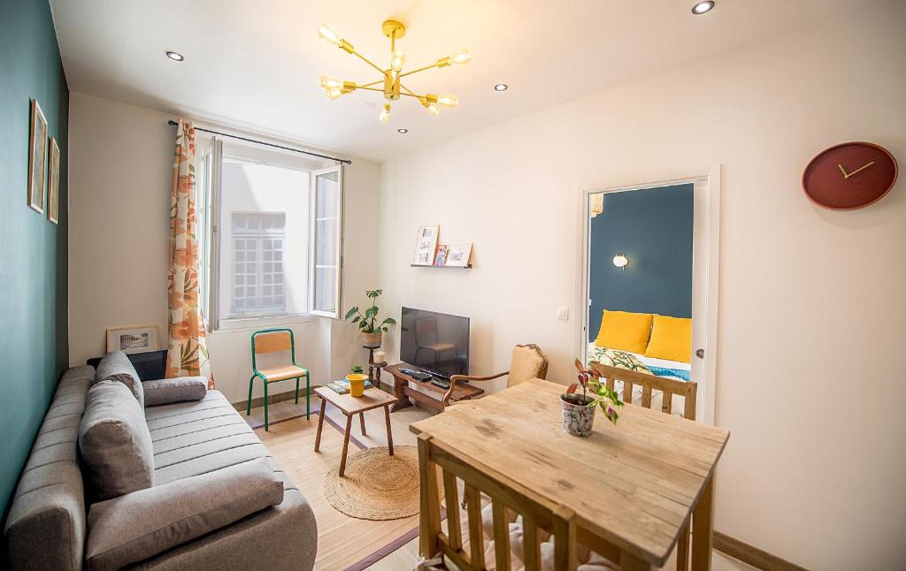 un salon avec un canapé et une table dans l'établissement Très Beau Duplex dans le Vieux Nice avec Clim/WIFI, à Nice
