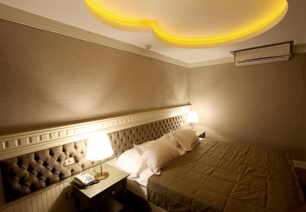 Postel nebo postele na pokoji v ubytování Pinehill Hotel & Suites