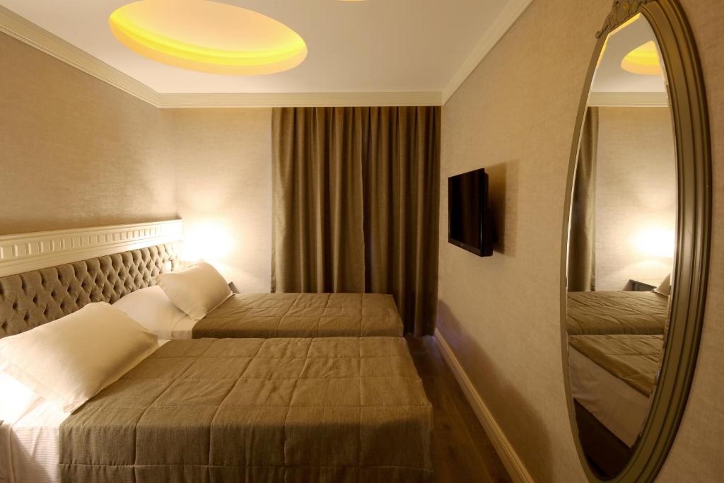 Postel nebo postele na pokoji v ubytování Pinehill Hotel & Suites
