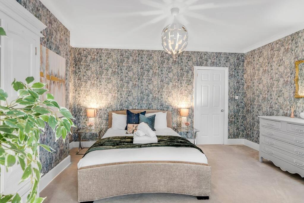 A bed or beds in a room at Guest Homes - Gorleston Sands Retreat