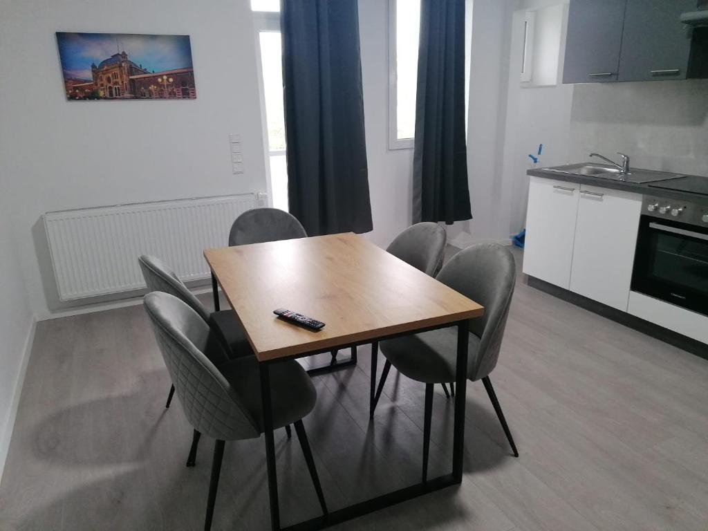 - une table et des chaises dans une pièce avec cuisine dans l'établissement estrella24 LIVING ROOMS Santiago, à Herne