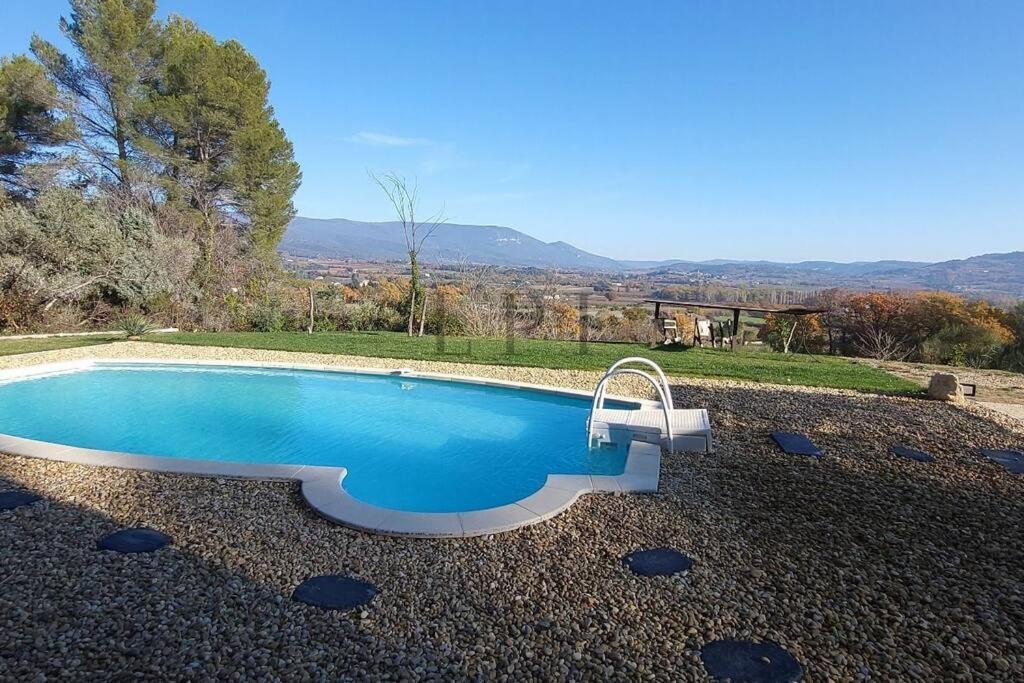 Πισίνα στο ή κοντά στο Jolie maison avec vue imprenable, piscine, jeu de boules, calme au cœur du Luberon