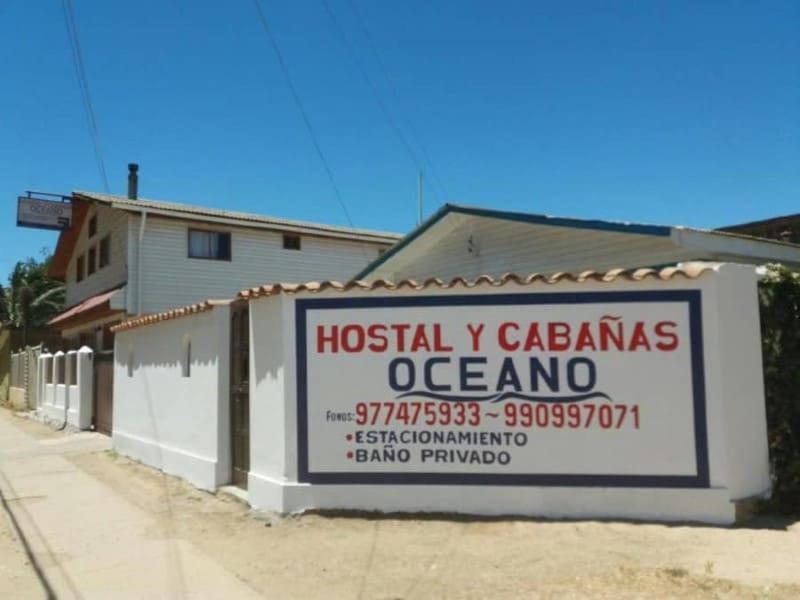un signo de hospitalaciaciendas organo en un edificio en OCEANO HOSTEL, en Pichilemu