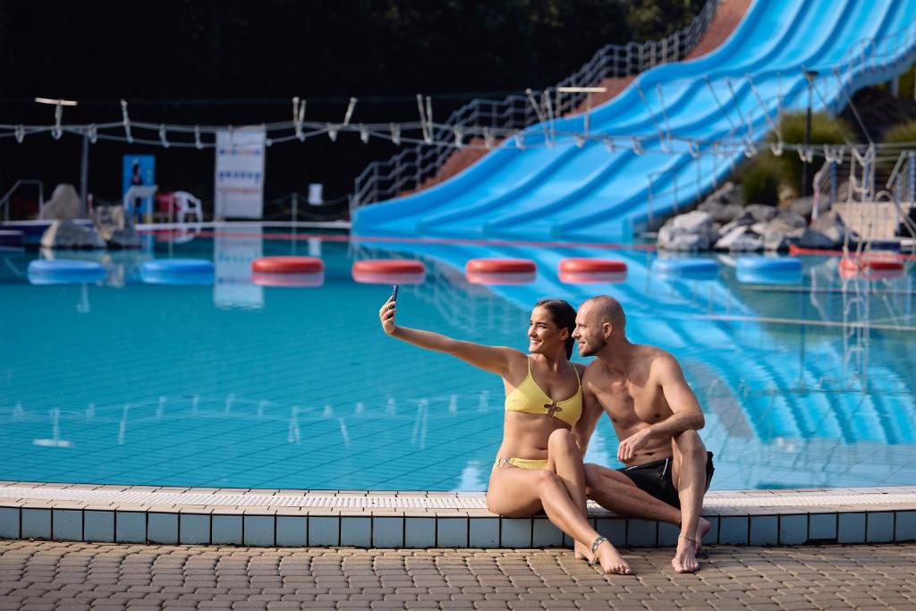 Bazén v ubytovaní Rubin Relax Apartman alebo v jeho blízkosti