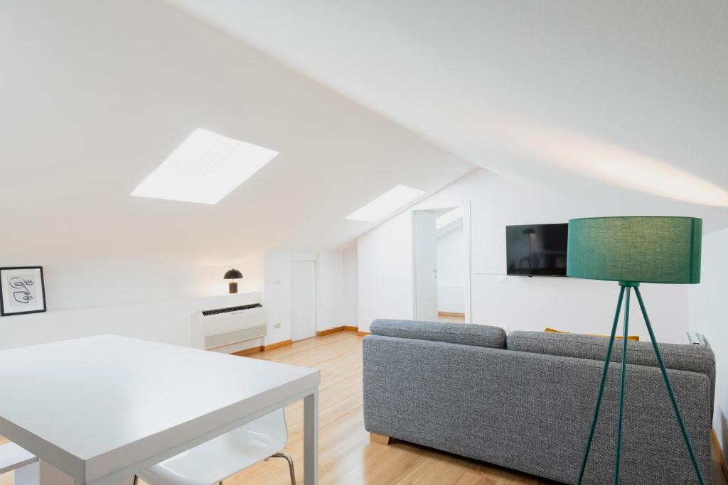 salon z kanapą i stołem w obiekcie RELSTAY - Arco della Pace - Sunny Loft w Mediolanie
