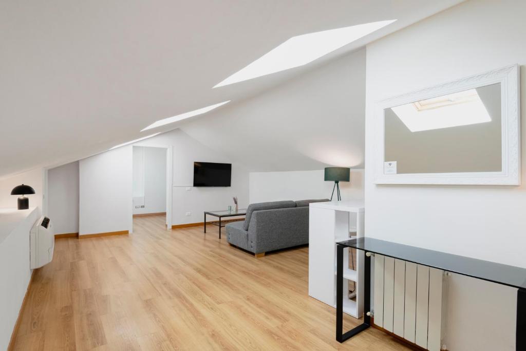 Telewizja i/lub zestaw kina domowego w obiekcie RELSTAY - Arco della Pace - Sunny Loft