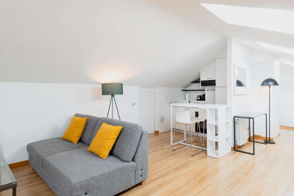 Kuchnia lub aneks kuchenny w obiekcie RELSTAY - Arco della Pace - Sunny Loft