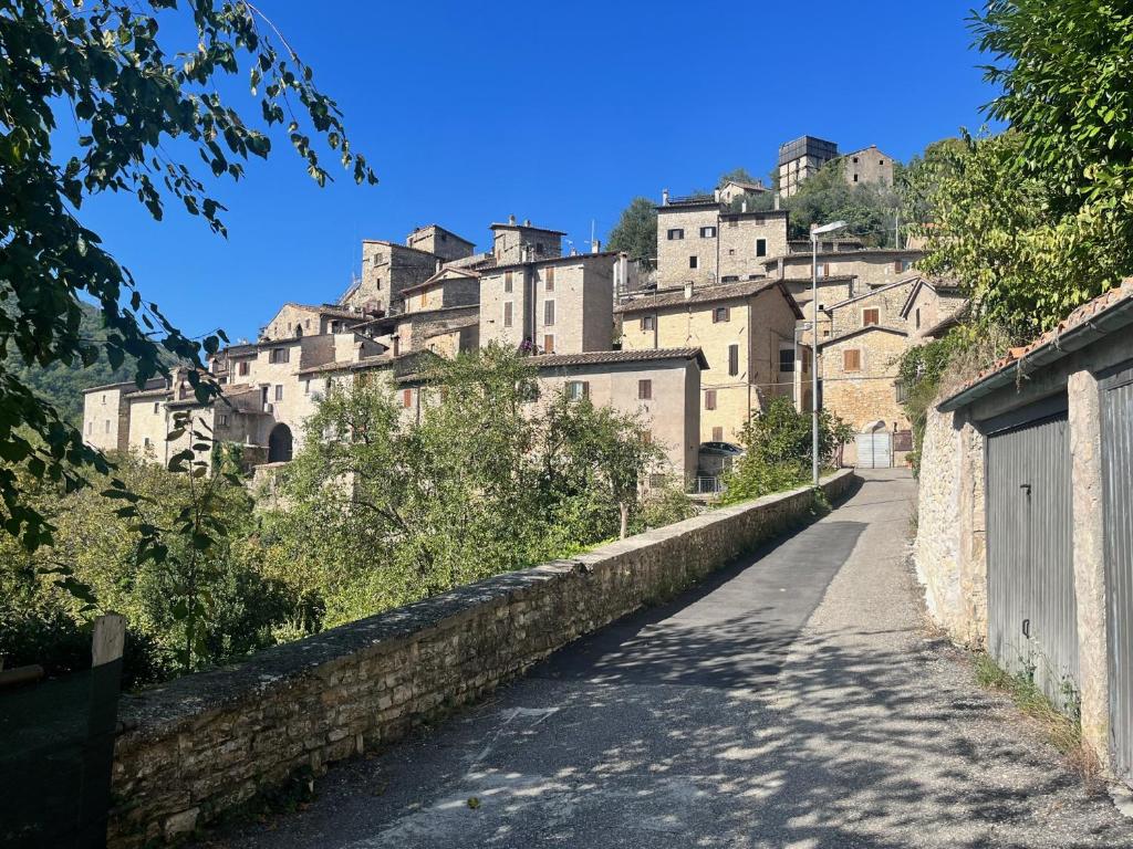 uma cidade numa colina com um longo caminho em Appartamento a Valle San Martino di Spoleto em Spoleto