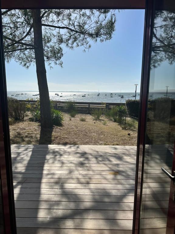 - Vistas a la playa desde la puerta principal de una casa en Maison Première ligne Tocade1, en Andernos-les-Bains