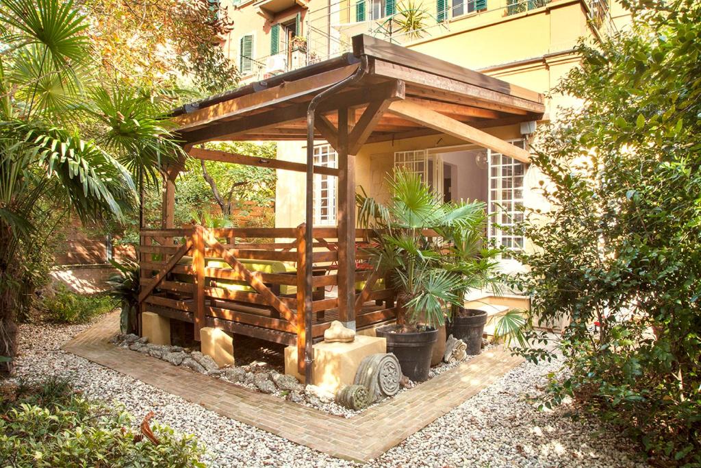 eine hölzerne Pergola an der Seite eines Gebäudes in der Unterkunft Urban jungle in Bologna