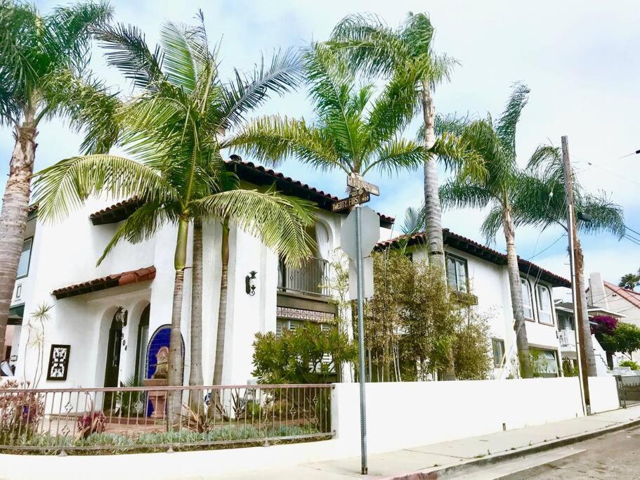 una casa blanca con palmeras delante en Casa Hermosa Hills en Hermosa Beach