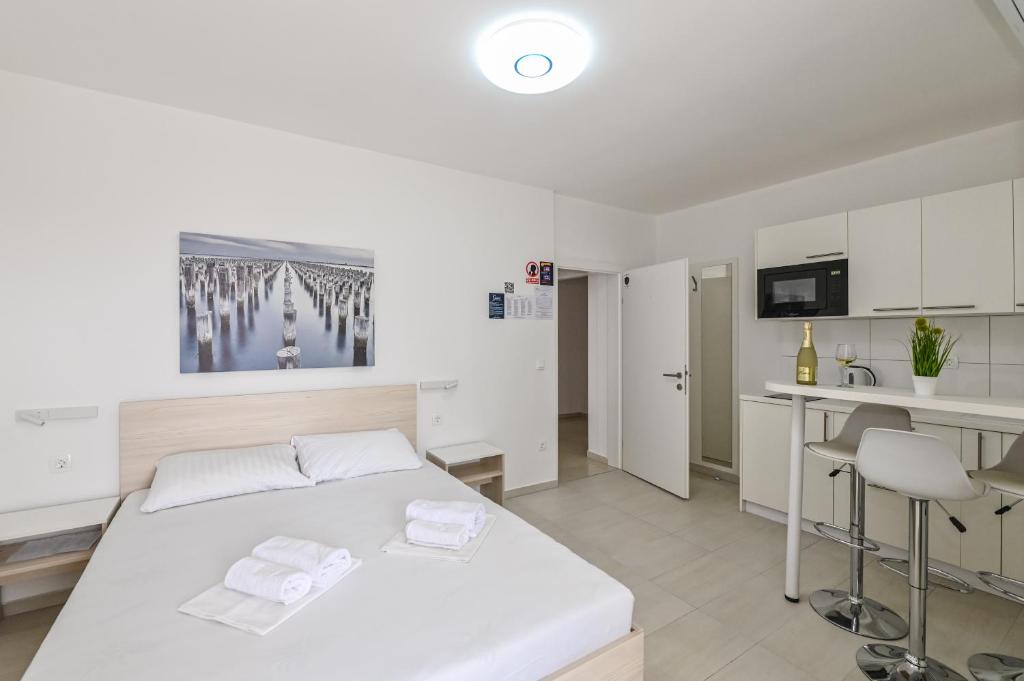Kuchyň nebo kuchyňský kout v ubytování Seagull Pool Apartments & Studios