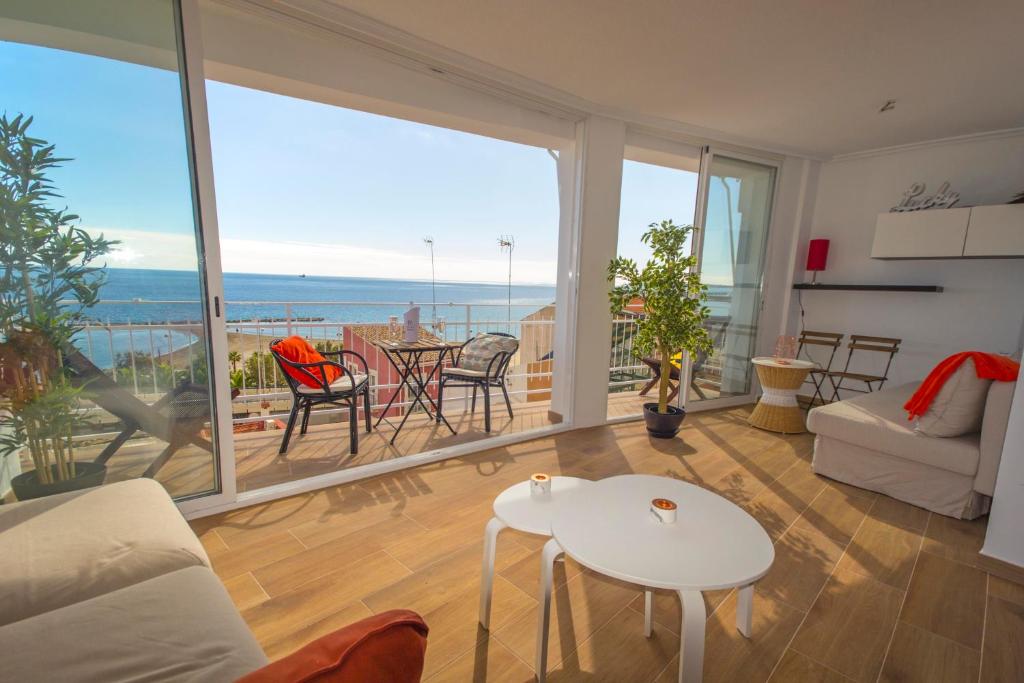 - un salon avec vue sur l'océan dans l'établissement SeaviewDream2 Home, à Alicante