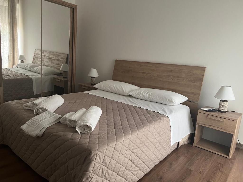 een slaapkamer met een groot bed en handdoeken bij JULIET N - Rental rooms Verona in Verona