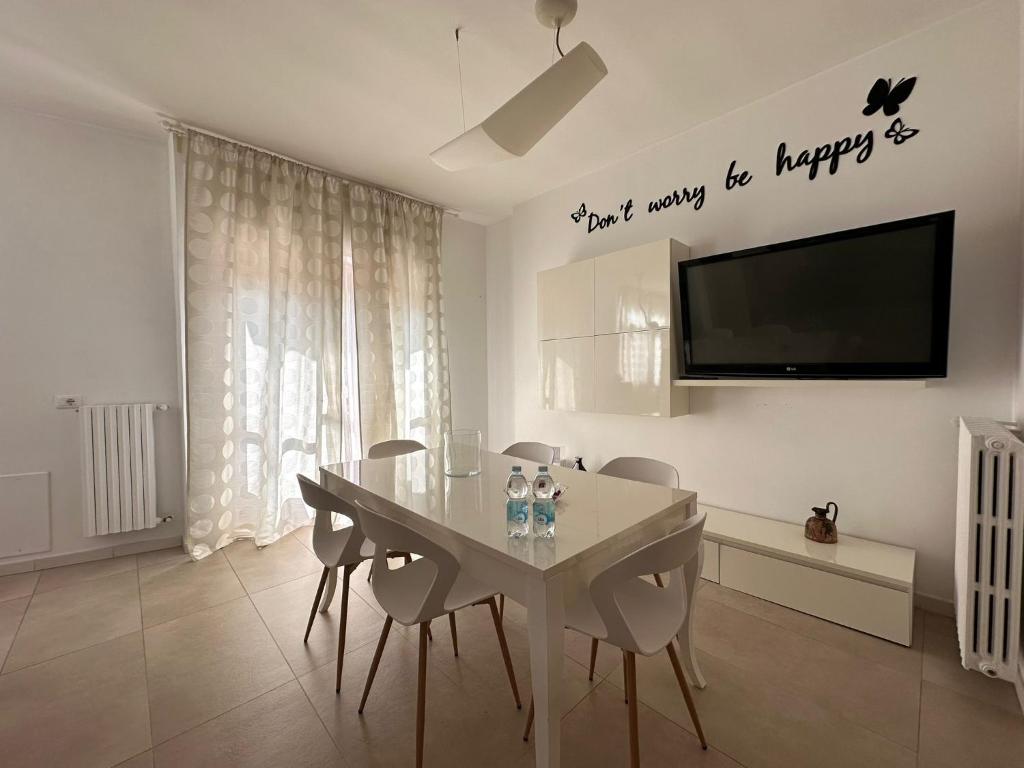 una sala da pranzo con tavolo e TV a schermo piatto di Kennedy38 a Bari