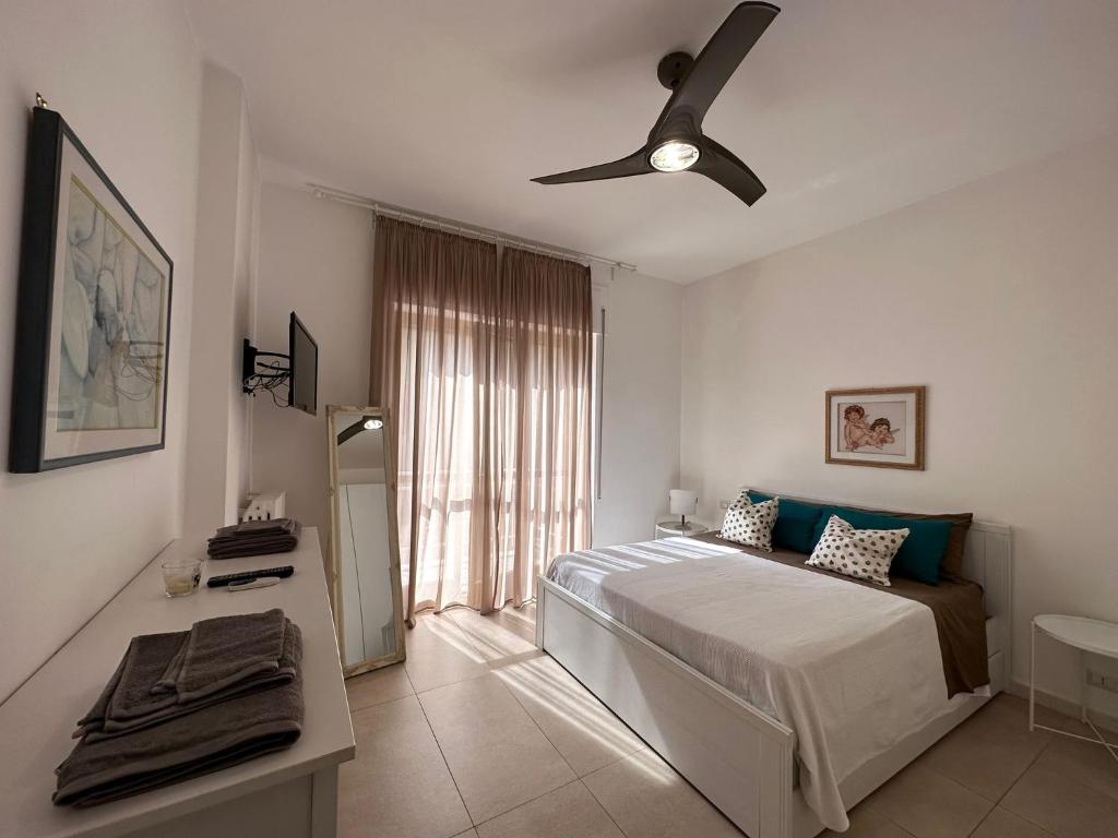 1 dormitorio con 1 cama y ventilador de techo en Kennedy38 en Bari
