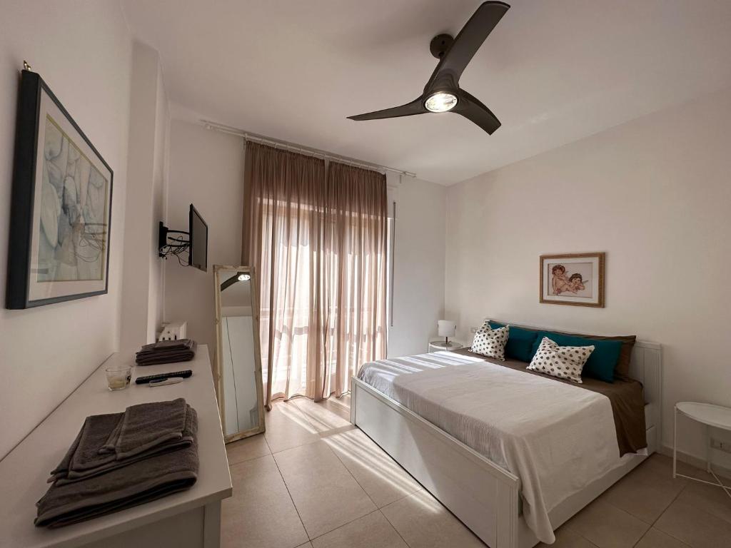 una camera con letto e ventilatore a soffitto di Kennedy38 a Bari