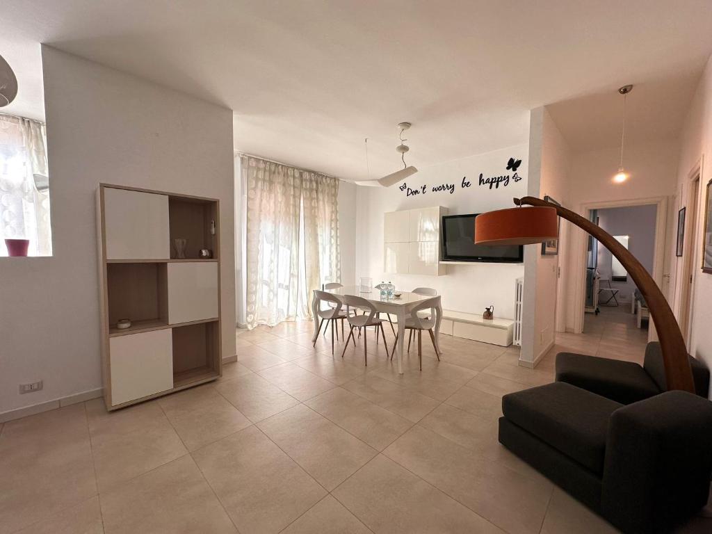 un soggiorno con tavolo e una sala da pranzo di Kennedy38 a Bari