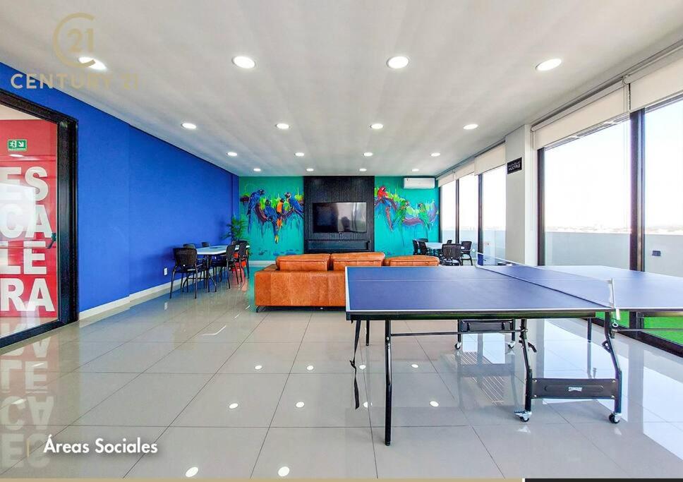 sala de estar con mesa de ping pong y sofá en Dpto de 2 Hab, zona Equipetrol. Amá Santa Cruz!, en Santa Cruz de la Sierra