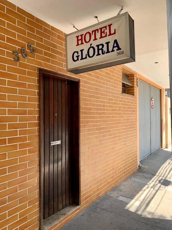 ein Schild des Hotels Clonda an der Seite eines Backsteingebäudes in der Unterkunft Hotel Glória in Niterói