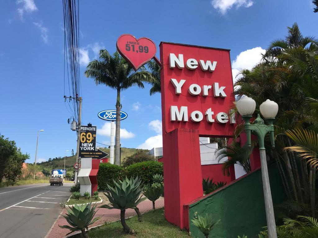 a new york motel sign on the side of a street at New York in Juiz de Fora