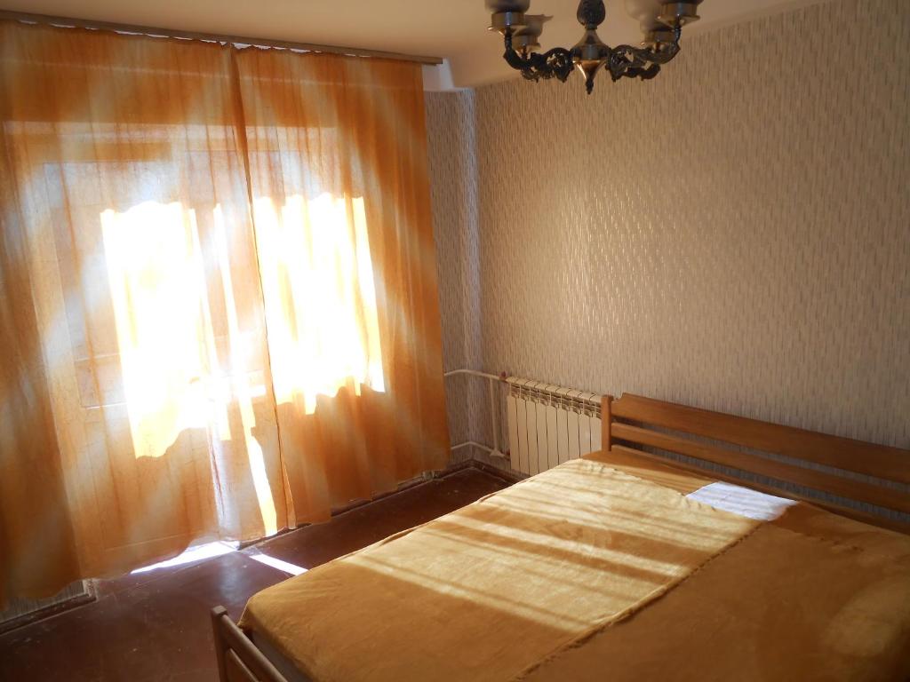 1 dormitorio con 1 cama frente a una ventana en проспект Героев Сталинграда 19 А, en Kiev