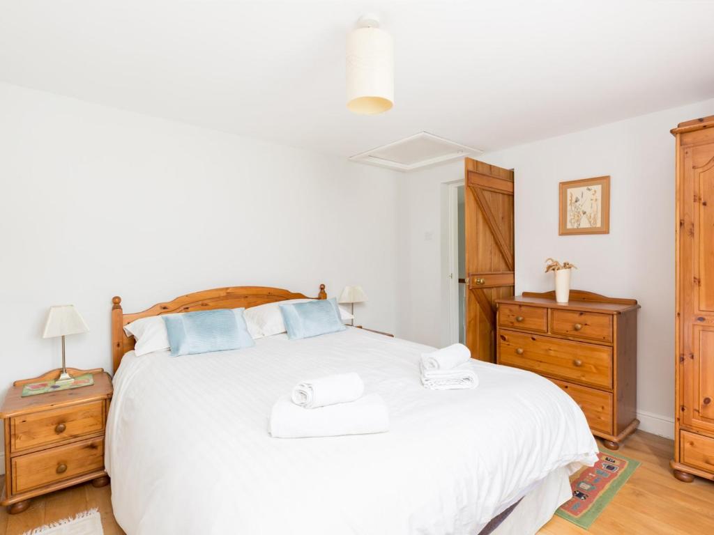 En eller flere senger på et rom på Pass the Keys Conventional and Homely 3Bed in Alderminster