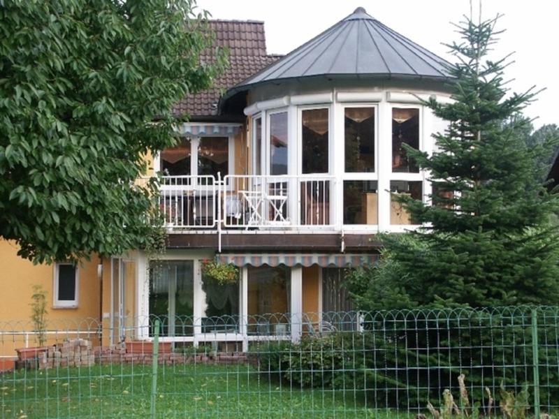 ein großes Haus mit einem großen Pavillon in der Unterkunft Ferienwohnung Bischoff in Michelstadt