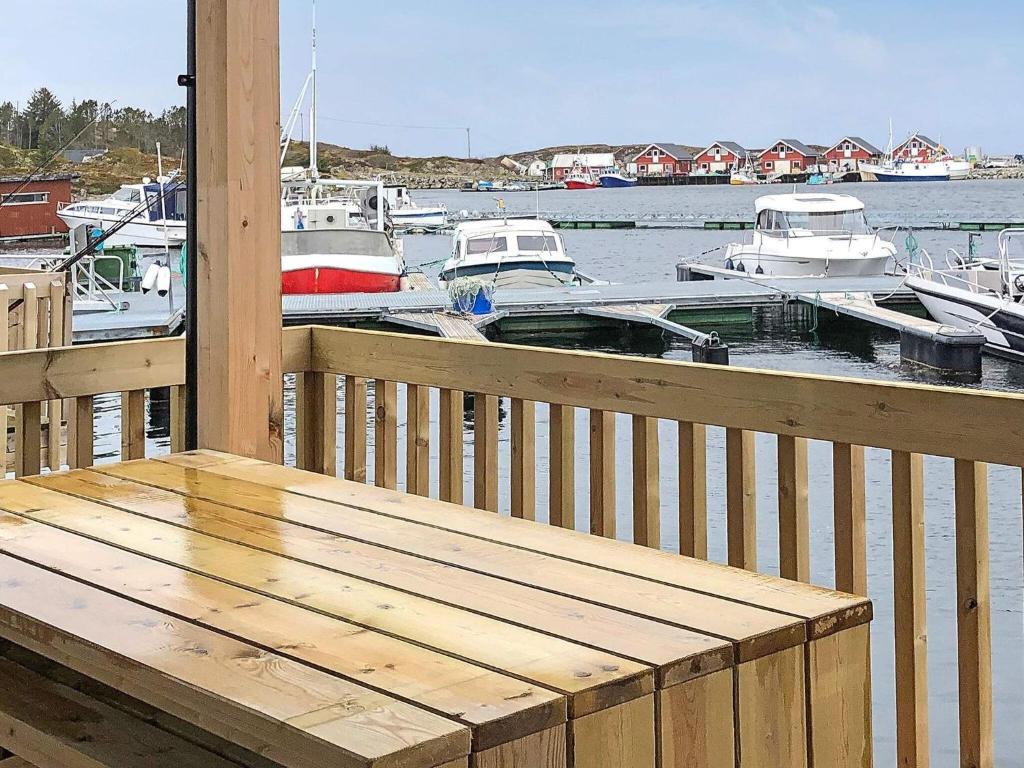 Dyrvik的住宿－6 person holiday home in Kverva，码头上带船的木甲板