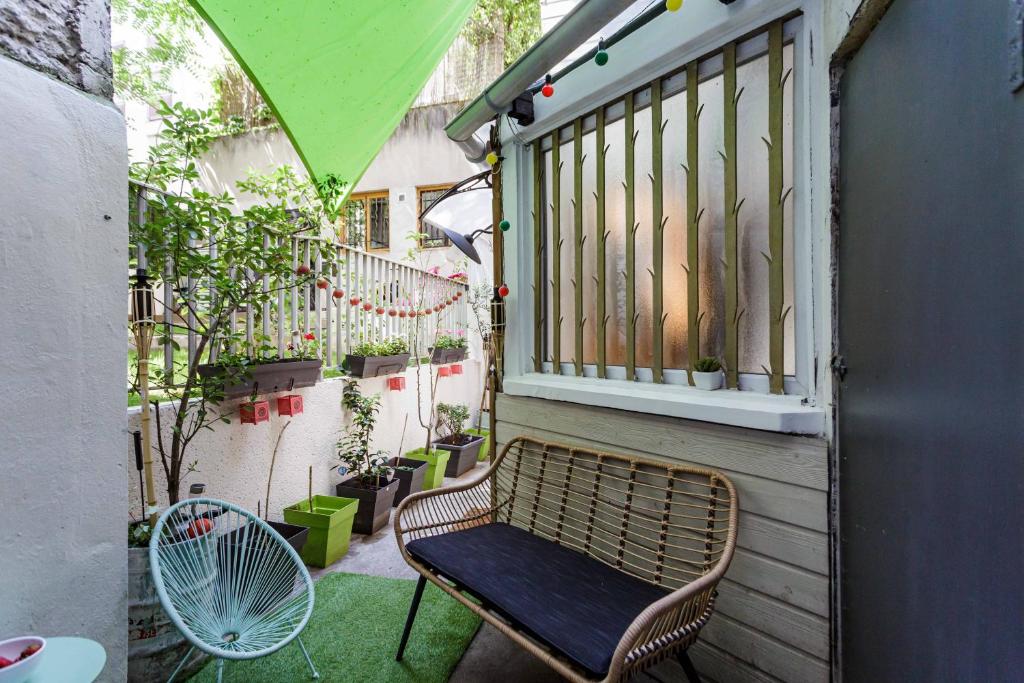 un banc installé sur le côté d'un balcon dans l'établissement Comme une maison à Paris, à Paris