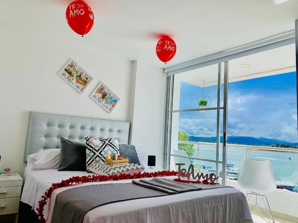 瓜塔佩的住宿－Apartamentos View, calle del Malecón frente al lago，一间卧室设有一张床和一个大窗户