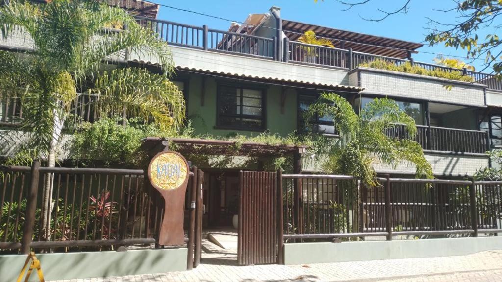 una casa con una recinzione e un cartello di fronte di Praia do Forte Kauai a Praia do Forte