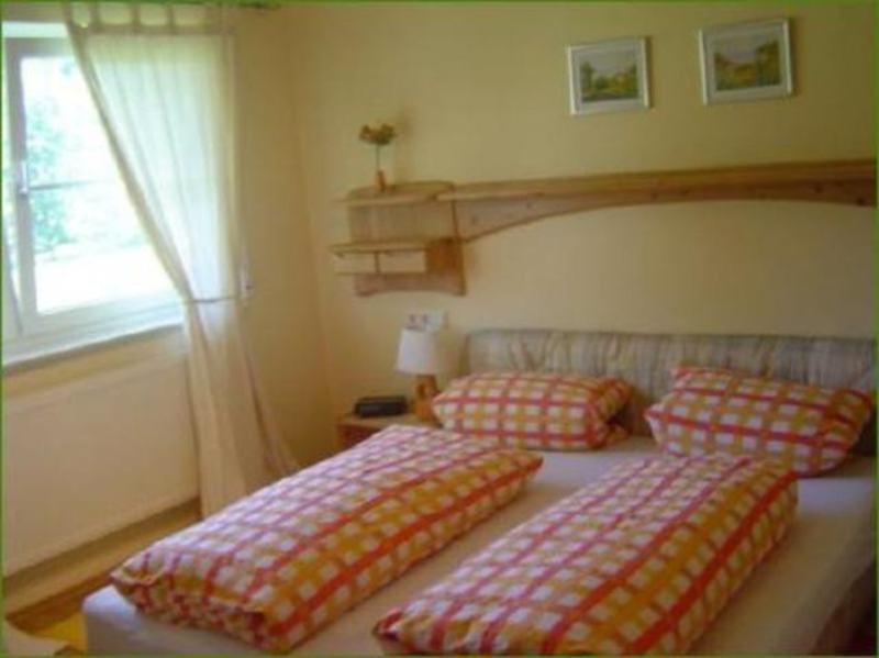 1 dormitorio con 2 camas individuales y ventana en Ferienhof Christmann, en Mossautal