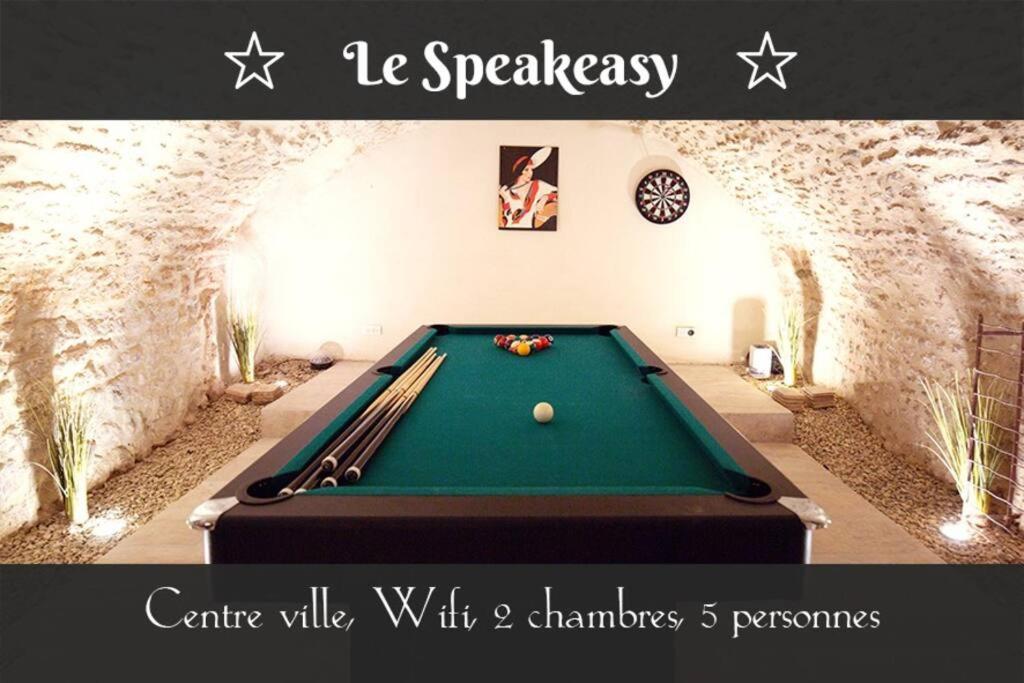 a billiard table in a room with at Le Speakeasy - Maison avec billard in Auxerre